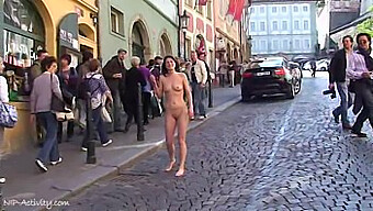 Nudité Et Exhibitionnisme En Plein Air: Des Filles Nues En Public