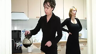 Vintage Lesbičky Používajú Sexuálnu Hračku V Retro Videu