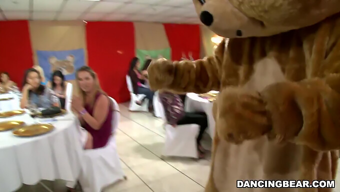 ¡únete A Las Fiestas Con El Famoso Dancing Bear, Con Una Madura Morena Y Una Rubia!