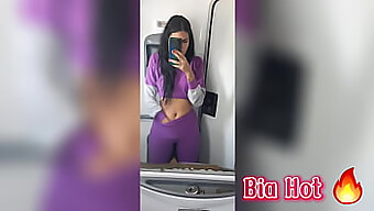 Bia, Une Brune Chaude Et Excitée, Se Fait Plaisir Dans Les Toilettes De Bus