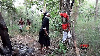 Trois Hommes Africains Se Relaient Pour Baiser Un Missionnaire Blanc Dans Un Trio Chaud En Plein Air