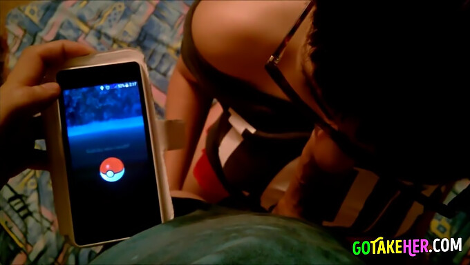 Cô Gái Tình Nguyện Viên Thổi Kèn Pov Trong Trang Điểm Pokémon Go