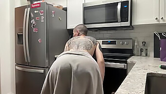 Elle'S Real Twerking In The Kitchen For Closeup Booty