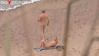 La Blonde Mature Shirley Harris Profite D'Une Vue Rapprochée De La Plage D'Un Couple.