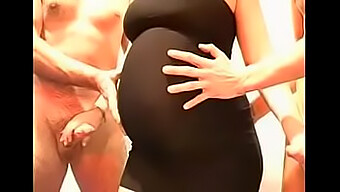 Une Femme Enceinte En Robe Noire Se Fait Bukakke Dans Un Sexe De Groupe Allemand