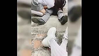 Amigos Universitarios Latinos Se Involucran En Un Trío Caliente Con Un Hombre Bien Dotado En Este Video Casero