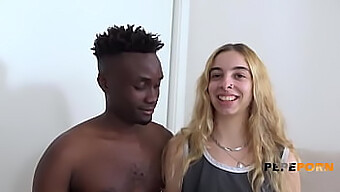 O Primeiro Encontro Da Jovem Adolescente Europeia Irina Love Com Um Grande Pênis Negro Leva A Sua Aprovação Entusiasmada