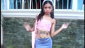 La Teenager Asiatica Tatuata Sperimenta La Sua Prima Esperienza Anale Con Un Grosso Cazzo