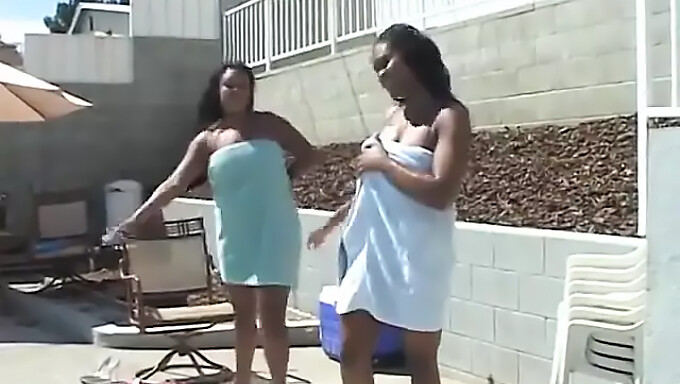 Duas Mulheres Negras Deslumbrantes Ficam Excitadas E Começam A Se Beijar Apaixonadamente Ao Ar Livre.