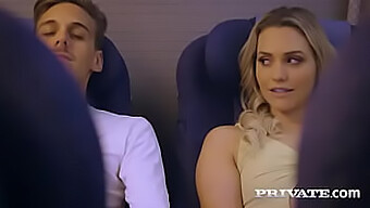 Vakre Mia Malkova Gir En Fantastisk Dyp Blowjob På Et Fly