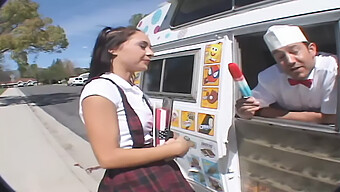 Joven Chica Disfruta Chupando Una Gran Polla En Una Tienda De Helados