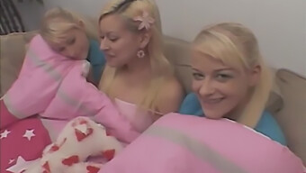 Fete Blonde Fierbinți Într-O Scenă De Sex Lesbian Cu Prietene Extra Fierbinți