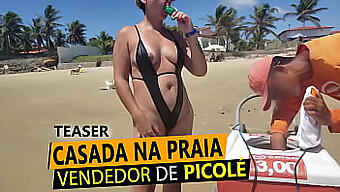 Piersiasta Blond Żona W Bikini W Stringach Drażni Sprzedawcę Popsicle Na Plaży