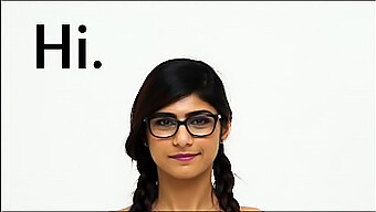 Η Τονισμένη Αραβική Σωματική Διάπλαση Της Mia Khalifa Καταγράφηκε Με Οικεία Λεπτομέρεια