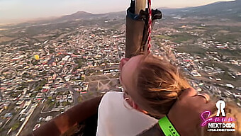 Fazendo Amor Intenso Durante O Nascer Do Sol Em Um Balão De Ar Quente Perto De Pirâmides